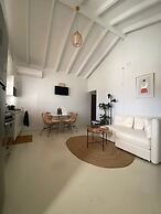 Palm Beach Vacaysuites - Coconut Suite - Top Floor