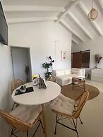 Palm Beach Vacaysuites - Coconut Suite - Top Floor