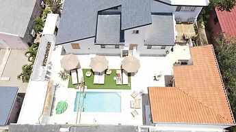 Palm Beach Vacaysuites - Coconut Suite - Top Floor