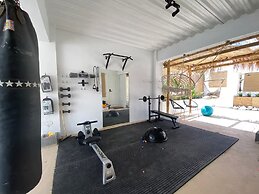 Palm Beach Vacaysuites - Coconut Suite - Top Floor