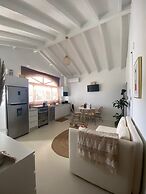 Palm Beach Vacaysuites - Coconut Suite - Top Floor
