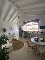 Palm Beach Vacaysuites - Coconut Suite - Top Floor