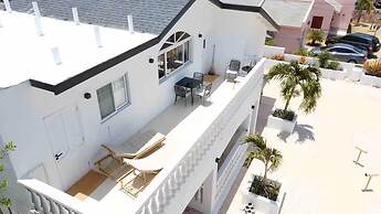 Palm Beach Vacaysuites - Coconut Suite - Top Floor
