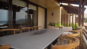 Minimalist elegance by the beach