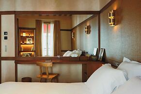 Confidential Room 1, a Stone's Throw From the Louvre