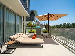 Beautiful Apt with a Pool