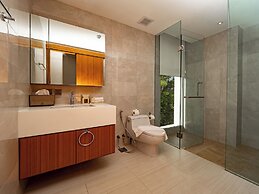 Beautiful Apt with a Pool