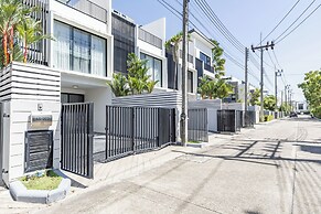 Awesome 3bd Townhouse with a patio