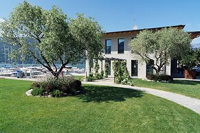 Lago Dorato Marina Lodge - Lakefront