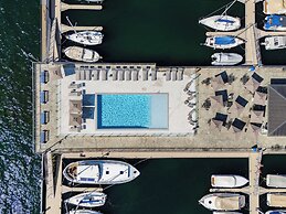 Lago Dorato Marina Lodge - Lakefront