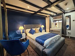 THE COURTYARD LODGE