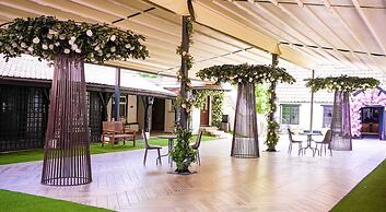THE COURTYARD LODGE