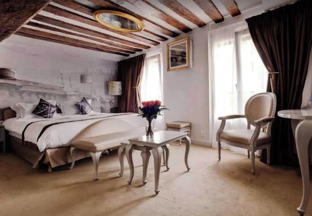 Confidential Room 1, a Stone's Throw From the Louvre