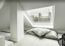 Confidential Room 1, a Stone's Throw From the Louvre