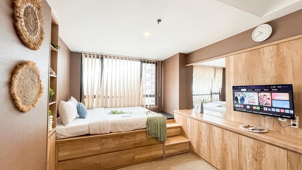 Earth Toned Studio Apartment Collins Boulevard