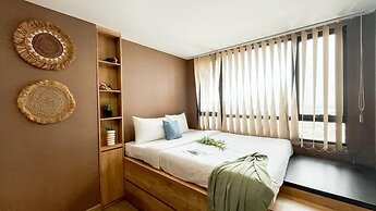 Earth Toned Studio Apartment Collins Boulevard