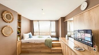 Earth Toned Studio Apartment Collins Boulevard