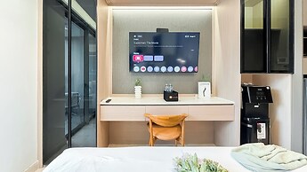 Modern Minimalist Studio Room At Gold Coast Apartment