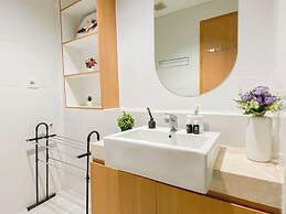 Warm Contemporary 2Br Apartment At Samara Suites