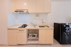 Cozy And Pool View 2Br At Sky House Bsd Apartment