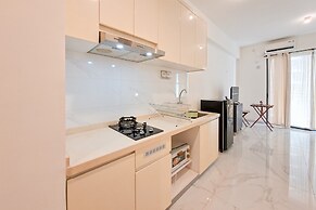 Cozy And Pool View 2Br At Sky House Bsd Apartment