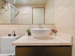 Modern And Spacious 2Br Apartment Green Bay Condominium