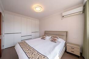 Book and Bed-Lujiabang