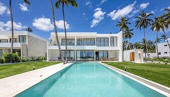 6BR Oceanfront Bliss With Private Chef and Pool