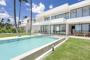 6BR Oceanfront Bliss With Private Chef and Pool