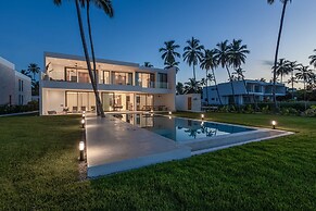 6BR Oceanfront Bliss With Private Chef and Pool