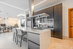 6BR Oceanfront Bliss With Private Chef and Pool