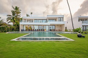 7-br Luxury Beachfront Paradise With Ocean Views