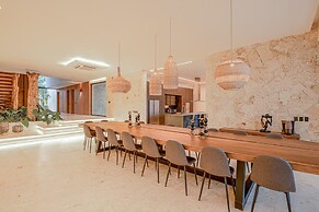 7-br Luxury Beachfront Paradise With Ocean Views
