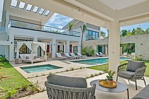 Contemporary 5 BR Luxury Golf Villa w Large Pool
