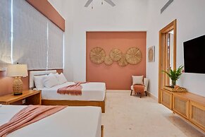 Contemporary 5 BR Luxury Golf Villa w Large Pool