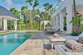 Contemporary 5 BR Luxury Golf Villa w Large Pool