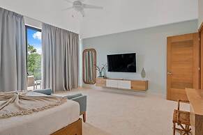 Contemporary 5 BR Luxury Golf Villa w Large Pool