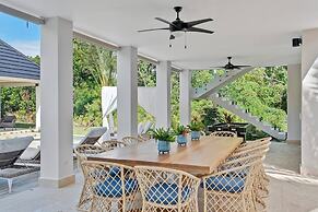 Contemporary 5 BR Luxury Golf Villa w Large Pool