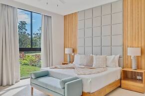 Contemporary 5 BR Luxury Golf Villa w Large Pool