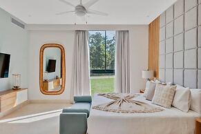 Contemporary 5 BR Luxury Golf Villa w Large Pool