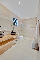 Contemporary 5 BR Luxury Golf Villa w Large Pool