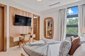 Contemporary 5 BR Luxury Golf Villa w Large Pool