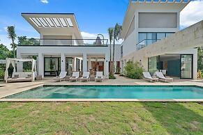 Contemporary 5 BR Luxury Golf Villa w Large Pool