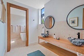 Contemporary 5 BR Luxury Golf Villa w Large Pool