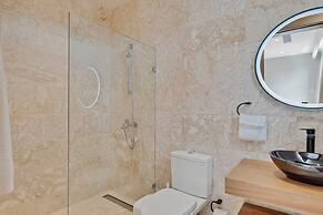 Contemporary 5 BR Luxury Golf Villa w Large Pool