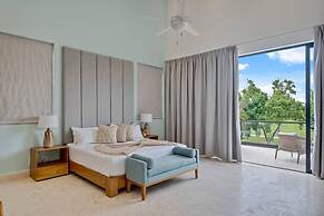 Contemporary 5 BR Luxury Golf Villa w Large Pool