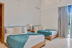 Contemporary 5 BR Luxury Golf Villa w Large Pool