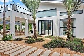 Contemporary 5 BR Luxury Golf Villa w Large Pool