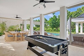 Contemporary 5 BR Luxury Golf Villa w Large Pool