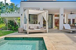Contemporary 5 BR Luxury Golf Villa w Large Pool